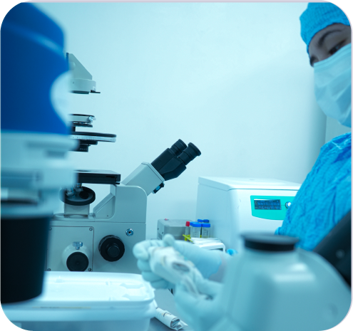 Científico trabajando en cabina de bioseguridad