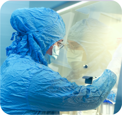 Científico manipulando microscopio